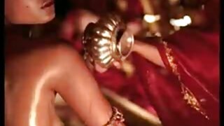 Tamnokosa slatkica sa fenomenalnim dupetom skida odjeću i golica pičku. Pogledajte ovu bebu u The Indian Porn sex clipu.