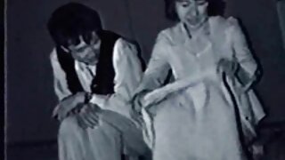 Tamnokosa japanska seksploatistica Ramu Nagatsuki radosno puše u sićušni kurac svog partnera. Gledajte kako Ramu radi na toj osovini svojim ustima.