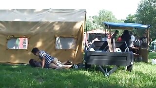 Nezasita kurva crnka sa debelim dupetom strastveno jaše masivni penis svog BF-a